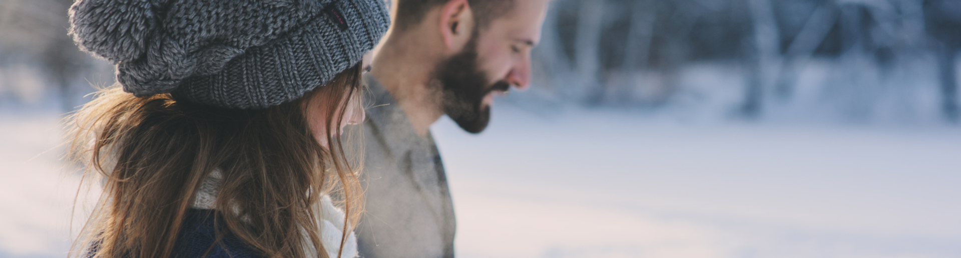 Photographie d'un couple se prenant par le main devant la mer