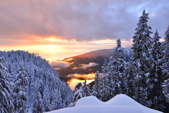 coucher de soleil sur montagne enneigée